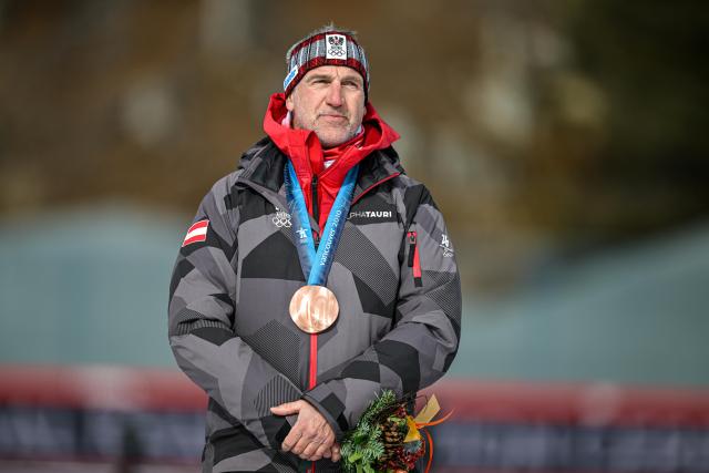 (260215) -- ANTERSELVA, Feb. 15, 2026 (Xinhua) -- Christoph Sumann of Austria, bronze medalist for the biathlon men's 15km mass start from the 2010 Vancouver Winter Olympics, reacts during a reallocation medals ceremony at the 2026 Winter Olympics in Anterselva, Italy, Feb. 15, 2026. (Xinhua/Jiang Han)