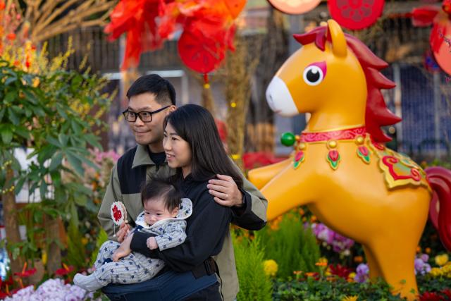 (260215) -- MACAO, Feb. 15, 2026 (Xinhua) -- People pose for photos at a Spring Festival market in Macao, south China, Feb. 15, 2026. (Photo by Cheong Kam Ka/Xinhua)