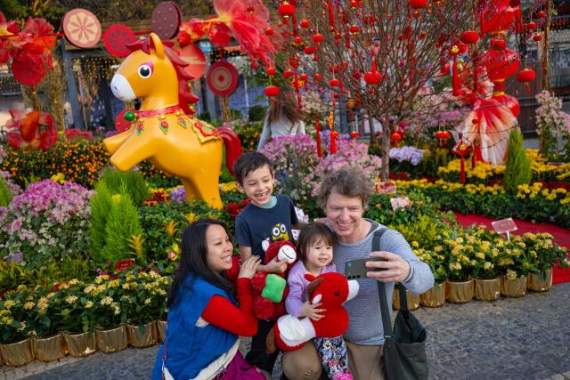 (260215) -- MACAO, Feb. 15, 2026 (Xinhua) -- People pose for selfies at a Spring Festival market in Macao, south China, Feb. 15, 2026. (Photo by Cheong Kam Ka/Xinhua)