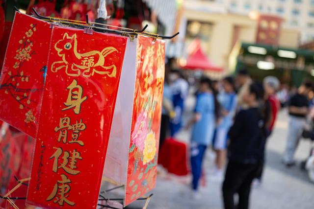 (260215) -- MACAO, Feb. 15, 2026 (Xinhua) -- People visit a Spring Festival market in Macao, south China, Feb. 15, 2026. (Photo by Cheong Kam Ka/Xinhua)