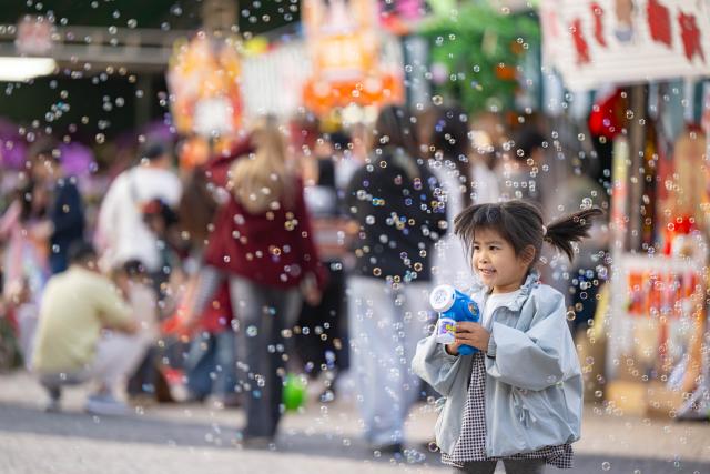 (260215) -- MACAO, Feb. 15, 2026 (Xinhua) -- A girl has fun at a Spring Festival market in Macao, south China, Feb. 15, 2026. (Photo by Cheong Kam Ka/Xinhua)