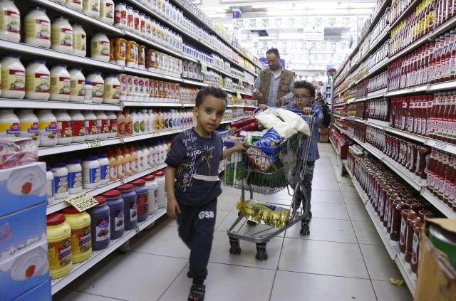 (260215) -- SANAA, Feb. 15, 2026 (Xinhua) -- People shop ahead of Ramadan at a supermarket in Sanaa, Yemen, on Feb. 14, 2026. (Xinhua)