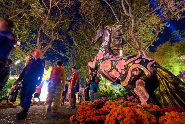 (260215) -- SELANGOR STATE, Feb. 15, 2026 (Xinhua) -- People visit a lantern fair in celebration of the upcoming Year of the Horse in Selangor state, Malaysia, Feb. 14, 2026. (Photo by Chong Voon Chung/Xinhua)