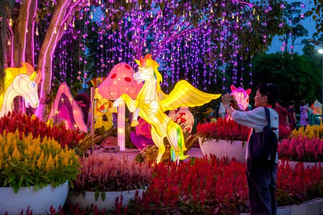 (260215) -- SELANGOR STATE, Feb. 15, 2026 (Xinhua) -- A tourist takes photos at a lantern fair in celebration of the upcoming Year of the Horse in Selangor state, Malaysia, Feb. 14, 2026. (Photo by Chong Voon Chung/Xinhua)