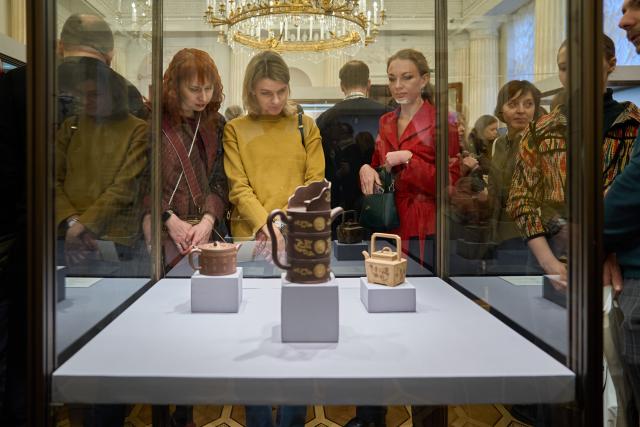 (260215) -- ST. PETERSBURG, Feb. 15, 2026 (Xinhua) -- People visit a collection exhibition of Chinese Yixing ceramics at the State Hermitage Museum in St. Petersburg, Russia, Feb. 14, 2026. (Photo by Guo Feizhou/Xinhua)