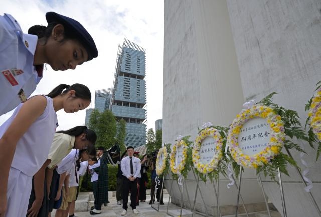 (260215) -- SINGAPORE, Feb. 15, 2026 (Xinhua) -- Representatives of students bow during a memorial ceremony to commemorate civilians who died during the Japanese occupation in World War II in Singapore, Feb. 15, 2026. Singapore held a memorial ceremony on Sunday to commemorate civilians who died during the Japanese occupation in World War II, with about 500 people attending the annual observance in the city center.
TO GO WITH "Singapore commemorates civilians killed during Japanese occupation" (Photo by Then Chih Wey/Xinhua)