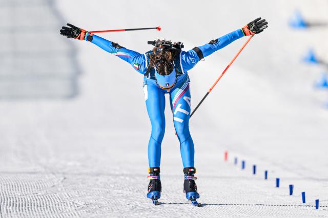 (260215) -- ANTERSELVA), Feb. 15, 2026 (Xinhua) -- Lisa Vittozzi of Italy greets the spectators after the biathlon women's 10km pursuit at the 2026 Milan-Cortina Winter Olympics in Anterselva, Italy, Feb. 15, 2026. (Xinhua/Jiang Han)