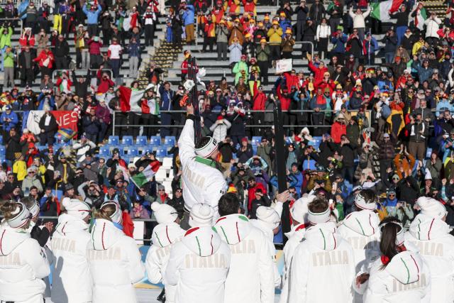 (260215) -- ANTERSELVA), Feb. 15, 2026 (Xinhua) -- Gold medalist Lisa Vittozzi (above) of Italy interacts with spectators after the awarding ceremony of the biathlon women's 10km pursuit at the 2026 Milan-Cortina Winter Olympics in Anterselva, Italy, Feb. 15, 2026. (Xinhua/Zhang Tao)