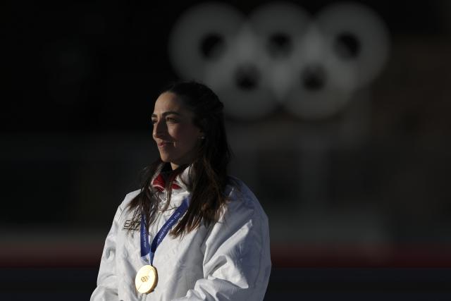 (260215) -- ANTERSELVA), Feb. 15, 2026 (Xinhua) -- Gold medalist Lisa Vittozzi of Italy attends the awarding ceremony of the biathlon women's 10km pursuit at the 2026 Milan-Cortina Winter Olympics in Anterselva, Italy, Feb. 15, 2026. (Xinhua/Zhang Tao)