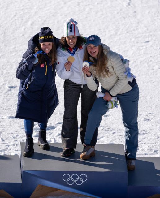 (260215) -- CORTINA D'AMPEZZO, Feb. 15, 2026 (Xinhua) -- Gold medalist Federica Brignone (C) of Italy, and silver medalists Sara Hector (L) of Sweden and Thea Louise Stjernesund of Norway pose for photos during the awarding ceremony of the alpine skiing women's giant slalom at the Milan-Cortina 2026 Olympic Winter Games in Cortina, Italy, Feb. 15, 2026. (Xinhua/Fei Maohua)