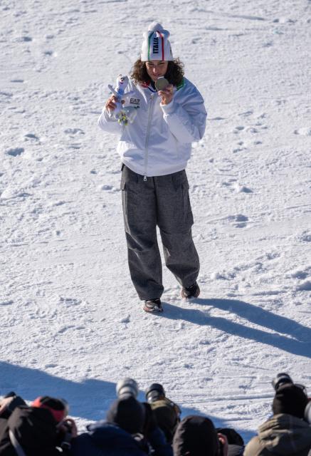(260215) -- CORTINA D'AMPEZZO, Feb. 15, 2026 (Xinhua) -- Gold medalist Federica Brignone of Italy poses for photos during the awarding ceremony of the alpine skiing women's giant slalom at the Milan-Cortina 2026 Olympic Winter Games in Cortina, Italy, Feb. 15, 2026. (Xinhua/Fei Maohua)