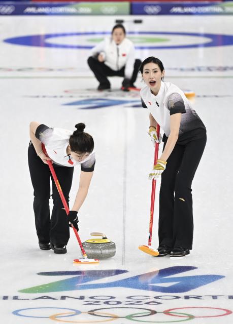 (260215) -- CORTINA D'AMPEZZO, Feb. 15, 2026 (Xinhua) -- Jiang Jiayi (R) of China competes during the curling women round robin session 6 match between China and the United States at the 2026 Milan-Cortina Winter Olympics in Cortina, Italy, Feb. 15, 2026. (Xinhua/Lian Yi)