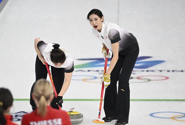 (260215) -- CORTINA D'AMPEZZO, Feb. 15, 2026 (Xinhua) -- Jiang Jiayi (R) of China competes during the curling women round robin session 6 match between China and the United States at the 2026 Milan-Cortina Winter Olympics in Cortina, Italy, Feb. 15, 2026. (Xinhua/Lian Yi)