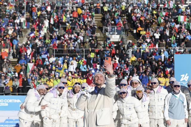 (260215) -- ANTERSELVA, Feb. 15, 2026 (Xinhua) -- Bronze medalist Emilien Jacquelin (front) of France poses for photos with teammates after the awarding ceremony of the biathlon men's 12.5km pursuit at the 2026 Milan-Cortina Winter Olympics in Anterselva, Italy, Feb. 15, 2026. (Xinhua/Zhang Tao)