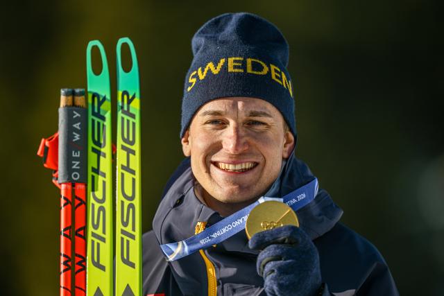 (260215) -- ANTERSELVA, Feb. 15, 2026 (Xinhua) -- Gold medalist Martin Ponsiluoma of Sweden poses for photos during the awarding ceremony of the biathlon men's 12.5km pursuit at the 2026 Milan-Cortina Winter Olympics in Anterselva, Italy, Feb. 15, 2026. (Xinhua/Jiang Han)