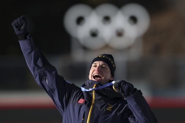 (260215) -- ANTERSELVA, Feb. 15, 2026 (Xinhua) -- Gold medalist Martin Ponsiluoma of Sweden celebrates during the awarding ceremony of the biathlon men's 12.5km pursuit at the 2026 Milan-Cortina Winter Olympics in Anterselva, Italy, Feb. 15, 2026. (Xinhua/Zhang Tao)