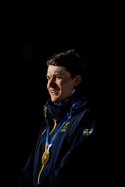 (260215) -- ANTERSELVA, Feb. 15, 2026 (Xinhua) -- Gold medalist Martin Ponsiluoma of Sweden attends the awarding ceremony of the biathlon men's 12.5km pursuit at the 2026 Milan-Cortina Winter Olympics in Anterselva, Italy, Feb. 15, 2026. (Xinhua/Jiang Han)