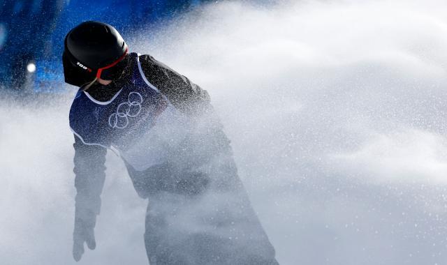 (260215) -- LIVIGNO, Feb. 15, 2026 (Xinhua) -- Zoi Sadowski Synnott of New Zealand competes during the women's snowboard slopestyle qualification at the Milan-Cortina 2026 Olympic Winter Games in Livigno, Italy, Feb. 15, 2026. (Xinhua/Wang Peng)