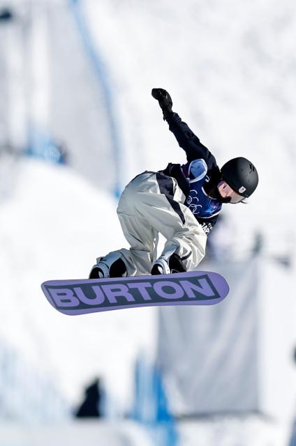 (260215) -- LIVIGNO, Feb. 15, 2026 (Xinhua) -- Iwabuchi Reira of Japan competes during the women's snowboard slopestyle qualification at the Milan-Cortina 2026 Olympic Winter Games in Livigno, Italy, Feb. 15, 2026. (Xinhua/Wang Peng)