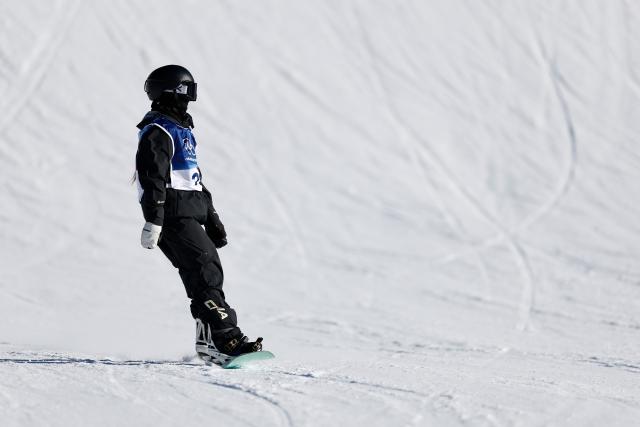(260215) -- LIVIGNO, Feb. 15, 2026 (Xinhua) -- Zhang Xiaonan of China competes during the women's snowboard slopestyle qualification at the Milan-Cortina 2026 Olympic Winter Games in Livigno, Italy, Feb. 15, 2026. (Xinhua/Wang Peng)