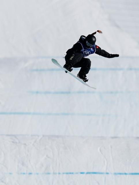 (260215) -- LIVIGNO, Feb. 15, 2026 (Xinhua) -- Zhang Xiaonan of China competes during the women's snowboard slopestyle qualification at the Milan-Cortina 2026 Olympic Winter Games in Livigno, Italy, Feb. 15, 2026. (Xinhua/Wang Peng)
