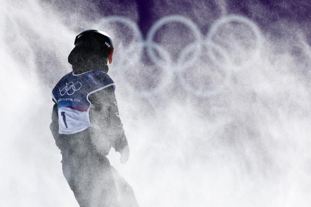 (260215) -- LIVIGNO, Feb. 15, 2026 (Xinhua) -- Zoi Sadowski Synnott of New Zealand competes during the women's snowboard slopestyle qualification at the Milan-Cortina 2026 Olympic Winter Games in Livigno, Italy, Feb. 15, 2026. (Xinhua/Wang Peng)