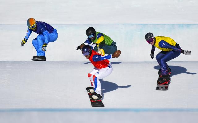 (260215) -- LIVIGNO, Feb. 15, 2026 (Xinhua) -- Loan Bozzolo (front) of Team France 2 competes during the mixed team snowboard cross big final at the Milan-Cortina 2026 Olympic Winter Games in Livigno, Italy, Feb. 15, 2026. (Xinhua/Xia Yifang)