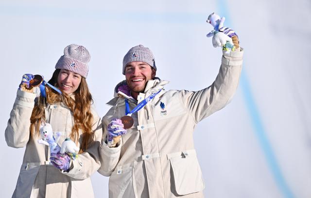 (260215) -- LIVIGNO, Feb. 15, 2026 (Xinhua) -- Bronze medalists Loan Bozzolo (R)/Lea Casta of Team France 2 pose for photos during the awarding ceremony of the mixed team snowboard cross at the Milan-Cortina 2026 Olympic Winter Games in Livigno, Italy, Feb. 15, 2026. (Xinhua/Zhang Hongxiang)