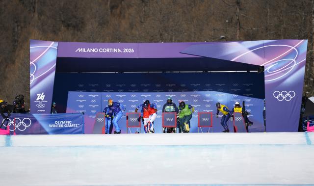 (260215) -- LIVIGNO, Feb. 15, 2026 (Xinhua) -- Huw Nightingale (1st R, front) of Team Britain 1 competes during the mixed team snowboard cross big final at the Milan-Cortina 2026 Olympic Winter Games in Livigno, Italy, Feb. 15, 2026. (Xinhua/Xia Yifang)
