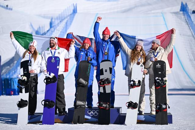 (260215) -- LIVIGNO, Feb. 15, 2026 (Xinhua) -- Gold medalists Huw Nightingale/Charlotte Bankes of Team Britain 1 (C), silver medalists Lorenzo Sommariva/Michela Moioli of Team Italy 1 (L), and bronze medalists Loan Bozzolo/Lea Casta of Team France 2 pose for photos during the awarding ceremony of the mixed team snowboard cross at the Milan-Cortina 2026 Olympic Winter Games in Livigno, Italy, Feb. 15, 2026. (Xinhua/Zhang Hongxiang)
