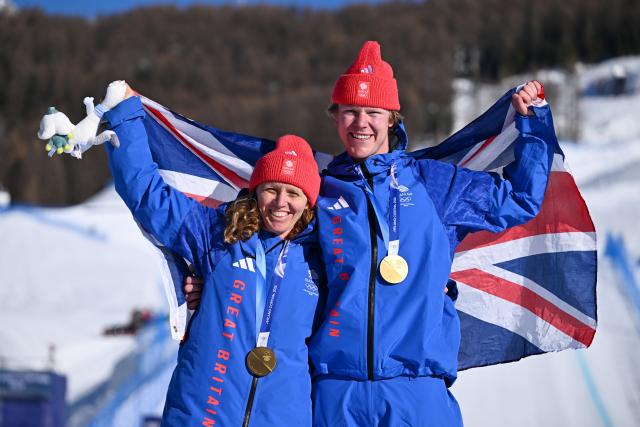 (260215) -- LIVIGNO, Feb. 15, 2026 (Xinhua) -- Gold medalists Huw Nightingale (R)/Charlotte Bankes of Team Britain 1 pose for photos during the awarding ceremony of the mixed team snowboard cross at the Milan-Cortina 2026 Olympic Winter Games in Livigno, Italy, Feb. 15, 2026. (Xinhua/Zhang Hongxiang)