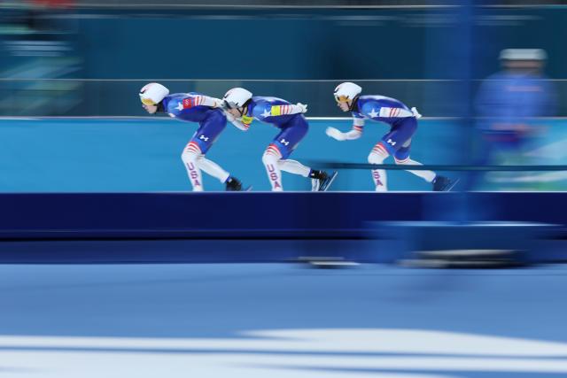 (260215) -- MILAN, Feb. 15, 2026 (Xinhua) -- Athletes of the United States compete during the speed skating men's team pursuit quarterfinal at the Milan-Cortina 2026 Olympic Winter Games in Milan, Italy, Feb. 15, 2026. (Xinhua/Li Jing)