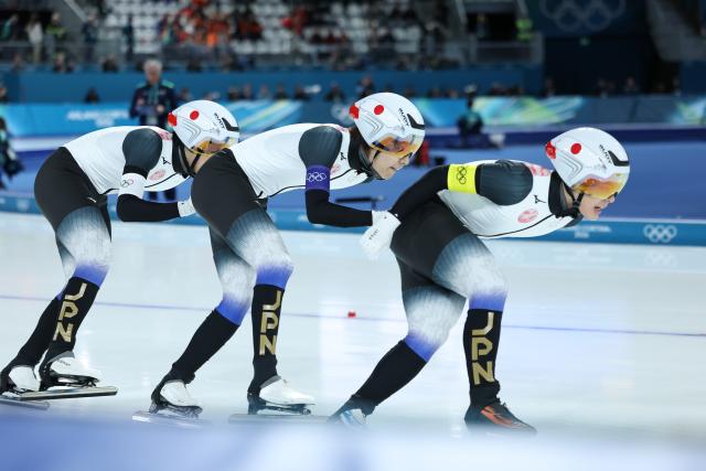 (260215) -- MILAN, Feb. 15, 2026 (Xinhua) -- Athletes of Japan compete during the speed skating men's team pursuit quarterfinal at the Milan-Cortina 2026 Olympic Winter Games in Milan, Italy, Feb. 15, 2026. (Xinhua/Li Jing)