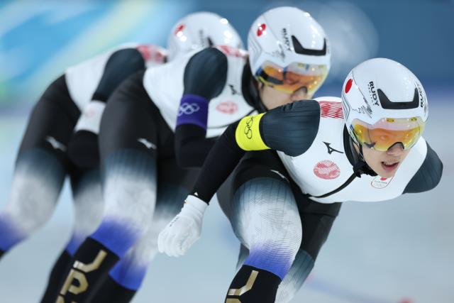 (260215) -- MILAN, Feb. 15, 2026 (Xinhua) -- Athletes of Japan compete during the speed skating men's team pursuit quarterfinal at the Milan-Cortina 2026 Olympic Winter Games in Milan, Italy, Feb. 15, 2026. (Xinhua/Li Jing)