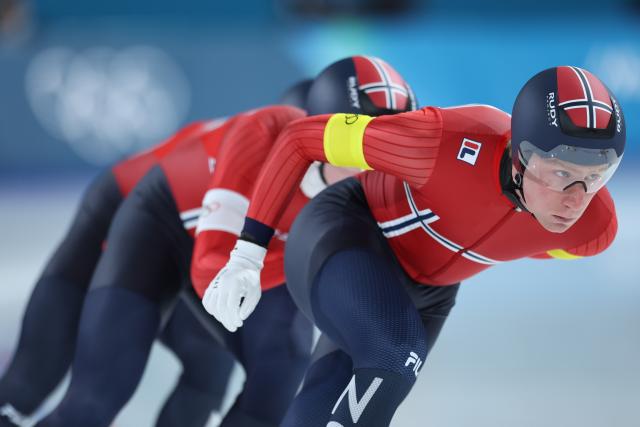 (260215) -- MILAN, Feb. 15, 2026 (Xinhua) -- Athletes of Norway compete during the speed skating men's team pursuit quarterfinal at the Milan-Cortina 2026 Olympic Winter Games in Milan, Italy, Feb. 15, 2026. (Xinhua/Li Jing)