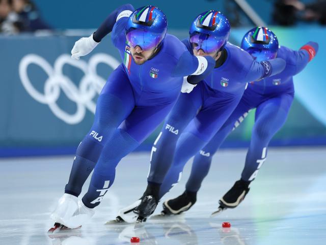 (260215) -- MILAN, Feb. 15, 2026 (Xinhua) -- Athletes of Italy compete during the speed skating men's team pursuit quarterfinal at the Milan-Cortina 2026 Olympic Winter Games in Milan, Italy, Feb. 15, 2026. (Xinhua/Li Jing)