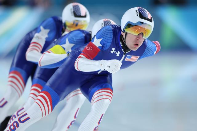 (260215) -- MILAN, Feb. 15, 2026 (Xinhua) -- Athletes of the United States compete during the speed skating men's team pursuit quarterfinal at the Milan-Cortina 2026 Olympic Winter Games in Milan, Italy, Feb. 15, 2026. (Xinhua/Li Jing)