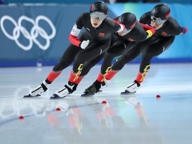 (260215) -- MILAN, Feb. 15, 2026 (Xinhua) -- Liu Hanbin, Wu Yu and Li Wenhao (L to R) of China compete during the speed skating men's team pursuit quarterfinal at the Milan-Cortina 2026 Olympic Winter Games in Milan, Italy, Feb. 15, 2026. (Xinhua/Li Jing)