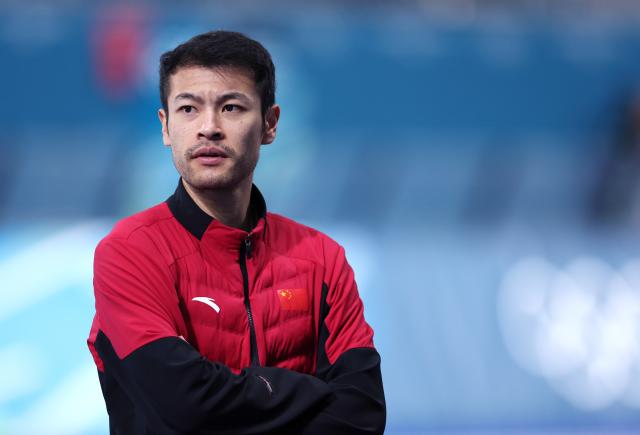 (260215) -- MILAN, Feb. 15, 2026 (Xinhua) -- Ning Zhongyan of China watches the speed skating men's team pursuit quarterfinal at the Milan-Cortina 2026 Olympic Winter Games in Milan, Italy, Feb. 15, 2026. (Xinhua/Du Xiaoyi)
