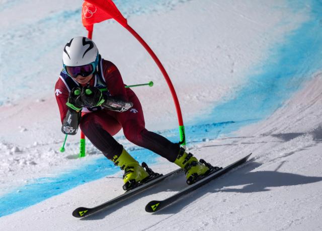 (260215) -- CORTINA D'AMPEZZO, Feb. 15, 2026 (Xinhua) -- Zhang Yuying of China competes during the alpine skiing women's giant slalom run 1 at the Milan-Cortina 2026 Olympic Winter Games in Cortina, Italy, Feb. 15, 2026. (Xinhua/Fei Maohua)
