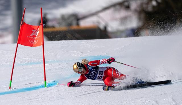 (260215) -- CORTINA D'AMPEZZO, Feb. 15, 2026 (Xinhua) -- Pia Vucinic of Croatia falls during the alpine skiing women's giant slalom run 1 at the Milan-Cortina 2026 Olympic Winter Games in Cortina, Italy, Feb. 15, 2026. (Xinhua/Fei Maohua)