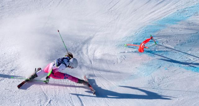 (260215) -- CORTINA D'AMPEZZO, Feb. 15, 2026 (Xinhua) -- Sonja Li Kristinsdottir of Iceland falls during the alpine skiing women's giant slalom run 2 at the Milan-Cortina 2026 Olympic Winter Games in Cortina, Italy, Feb. 15, 2026. (Xinhua/Fei Maohua)