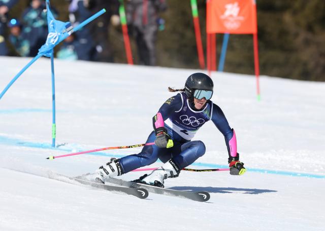 (260215) -- CORTINA D'AMPEZZO, Feb. 15, 2026 (Xinhua) -- Sara Hector of Sweden competes during the alpine skiing women's giant slalom run 1 at the Milan-Cortina 2026 Olympic Winter Games in Cortina, Italy, Feb. 15, 2026. (Xinhua/Zhang Chenlin)