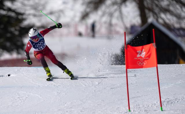 (260215) -- CORTINA D'AMPEZZO, Feb. 15, 2026 (Xinhua) -- Zhang Yuying of China competes during the alpine skiing women's giant slalom run 1 at the Milan-Cortina 2026 Olympic Winter Games in Cortina, Italy, Feb. 15, 2026. (Xinhua/Fei Maohua)