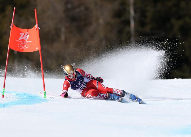 (260215) -- CORTINA D'AMPEZZO, Feb. 15, 2026 (Xinhua) -- Pia Vucinic of Croatia falls during the alpine skiing women's giant slalom run 1 at the Milan-Cortina 2026 Olympic Winter Games in Cortina, Italy, Feb. 15, 2026. (Xinhua/Zhang Chenlin)