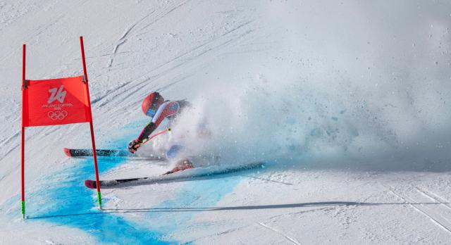 (260215) -- CORTINA D'AMPEZZO, Feb. 15, 2026 (Xinhua) -- Camille Cerutti of France falls during the alpine skiing women's giant slalom run 2 at the Milan-Cortina 2026 Olympic Winter Games in Cortina, Italy, Feb. 15, 2026. (Xinhua/Fei Maohua)
