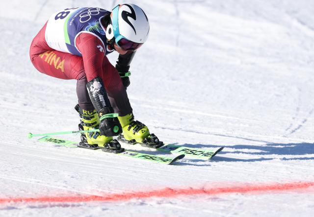 (260215) -- CORTINA D'AMPEZZO, Feb. 15, 2026 (Xinhua) -- Zhang Yuying of China competes during the alpine skiing women's giant slalom run 2 at the Milan-Cortina 2026 Olympic Winter Games in Cortina, Italy, Feb. 15, 2026. (Xinhua/Zhang Chenlin)