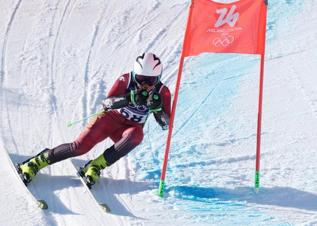 (260215) -- CORTINA D'AMPEZZO, Feb. 15, 2026 (Xinhua) -- Zhang Yuying of China competes during the alpine skiing women's giant slalom run 2 at the Milan-Cortina 2026 Olympic Winter Games in Cortina, Italy, Feb. 15, 2026. (Xinhua/Zhang Chenlin)