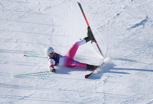 (260215) -- CORTINA D'AMPEZZO, Feb. 15, 2026 (Xinhua) -- Sonja Li Kristinsdottir of Iceland falls during the alpine skiing women's giant slalom run 2 at the Milan-Cortina 2026 Olympic Winter Games in Cortina, Italy, Feb. 15, 2026. (Xinhua/Zhang Chenlin)