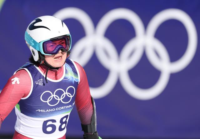 (260215) -- CORTINA D'AMPEZZO, Feb. 15, 2026 (Xinhua) -- Zhang Yuying of China reacts after the alpine skiing women's giant slalom run 2 at the Milan-Cortina 2026 Olympic Winter Games in Cortina, Italy, Feb. 15, 2026. (Xinhua/Zhang Chenlin)